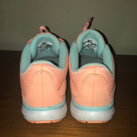 nike peach color